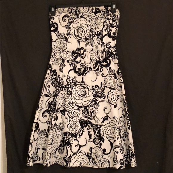 B. Smart Dresses & Skirts - Black and White Floral Strapless Dress